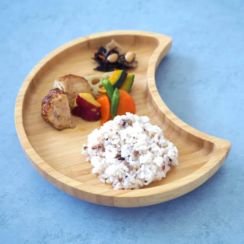 Manufacture Moon Shaped Bamboo Baby Food Plates with Suction
