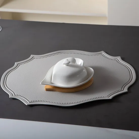 Heart-Shaped Stoneware/Porcelain Covered Butter Dish Butter Container with Bamboo Tray