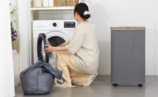 Foldable and Wheeled Bamboo Cloth Laundry Basket with Cover and Inner Bag